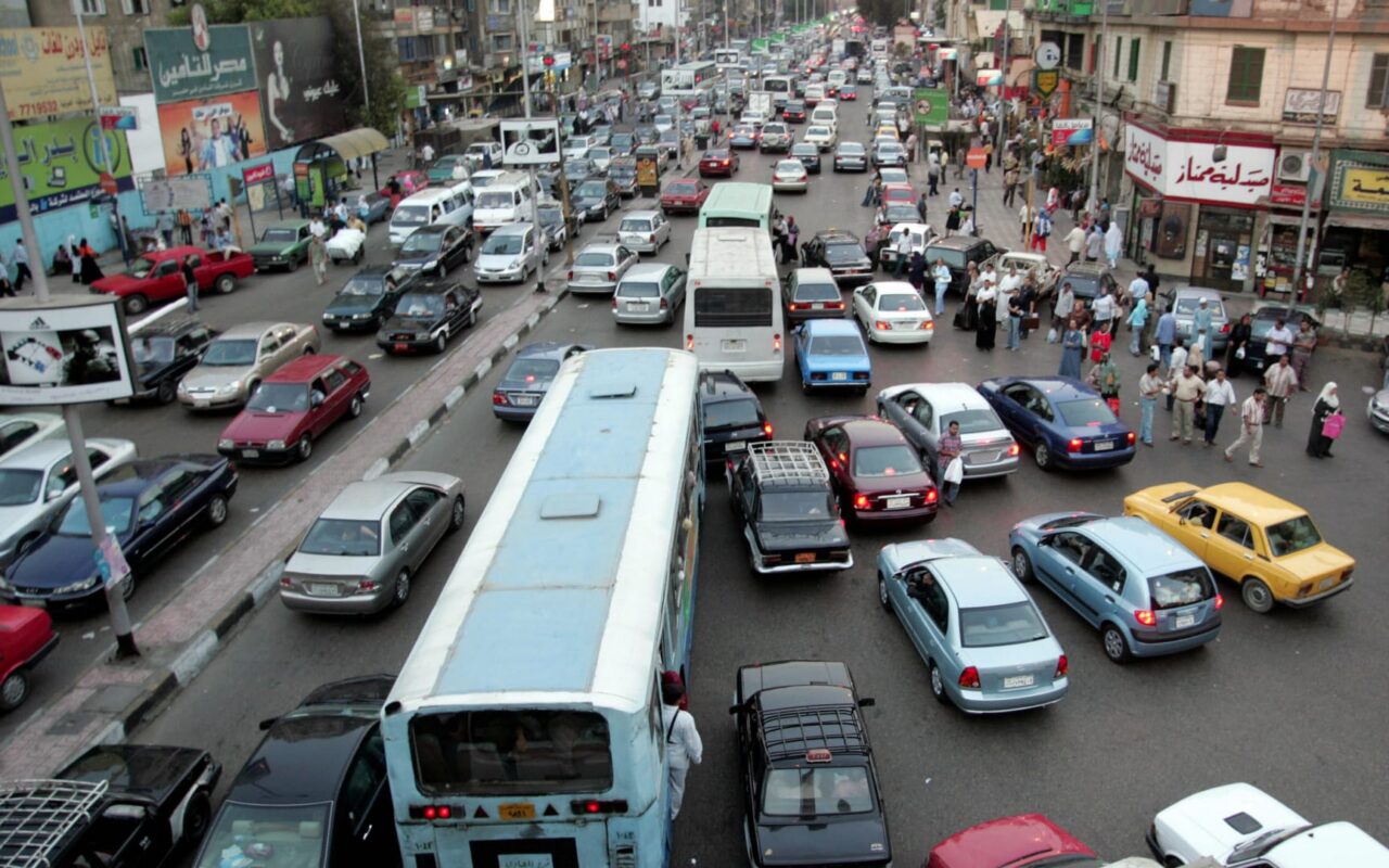 مصر.. فيديو لشخص يتعدى على والدته وشقيقته والداخلية تكشف تفاصيل