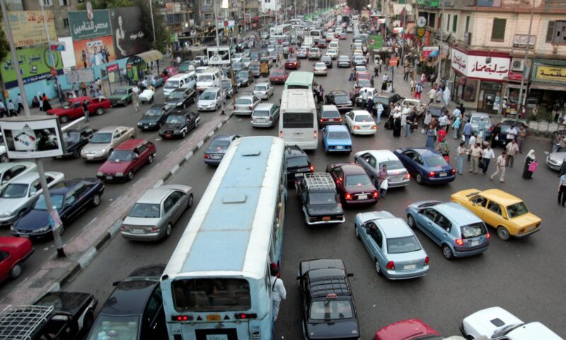 مصر.. فيديو لشخص يتعدى على والدته وشقيقته والداخلية تكشف تفاصيل
