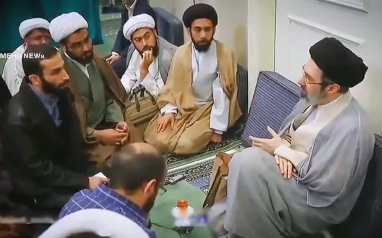 وسط تكهنات حول صحته.. إعلام إيراني ينشر فيديو لمجتبى خامنئي