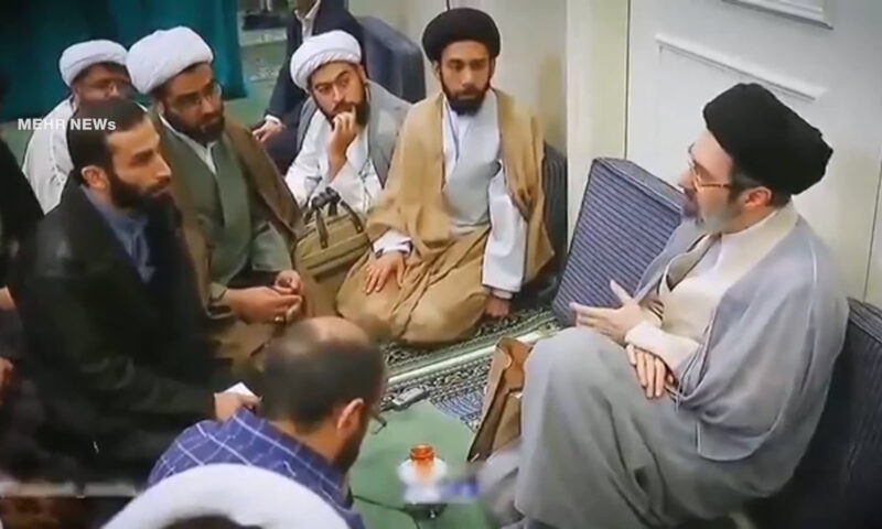 وسط تكهنات حول صحته.. إعلام إيراني ينشر فيديو لمجتبى خامنئي