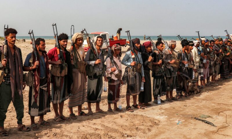 الحوثيون يزعمون شن هجوم ضخم على قوات يمنية وسعودية في المخا غرب اليمن