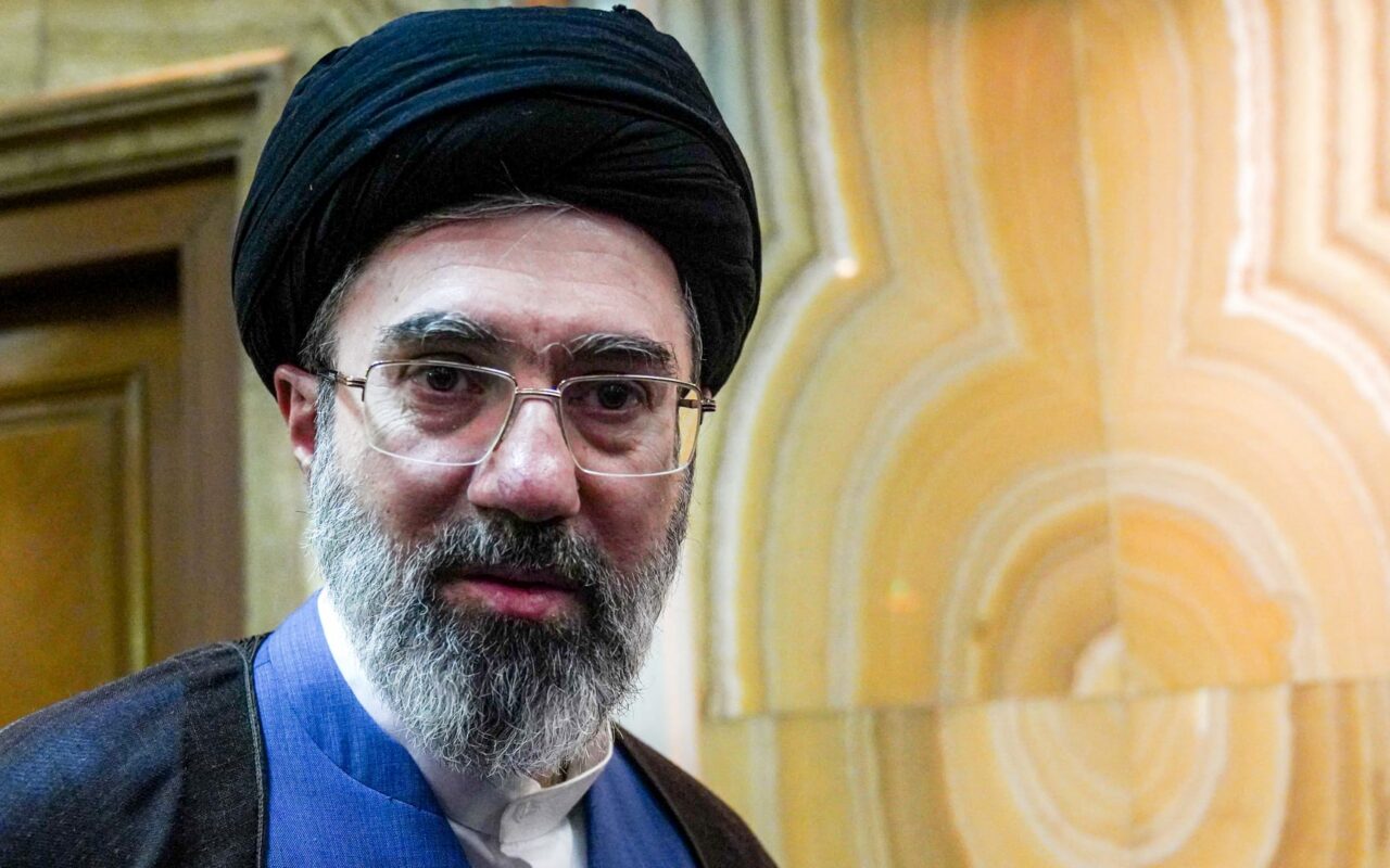 إعلام إيراني: نشر صور للمرشد الأعلى مجتبى خامنئي في أماكن عامة قريبًا