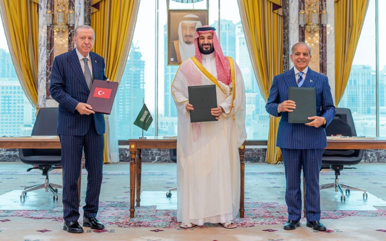 وزير خارجية باكستان ينشر 7 إيضاحات حول اتفاقية مكة للدفاع المشترك مع السعودية وتركيا