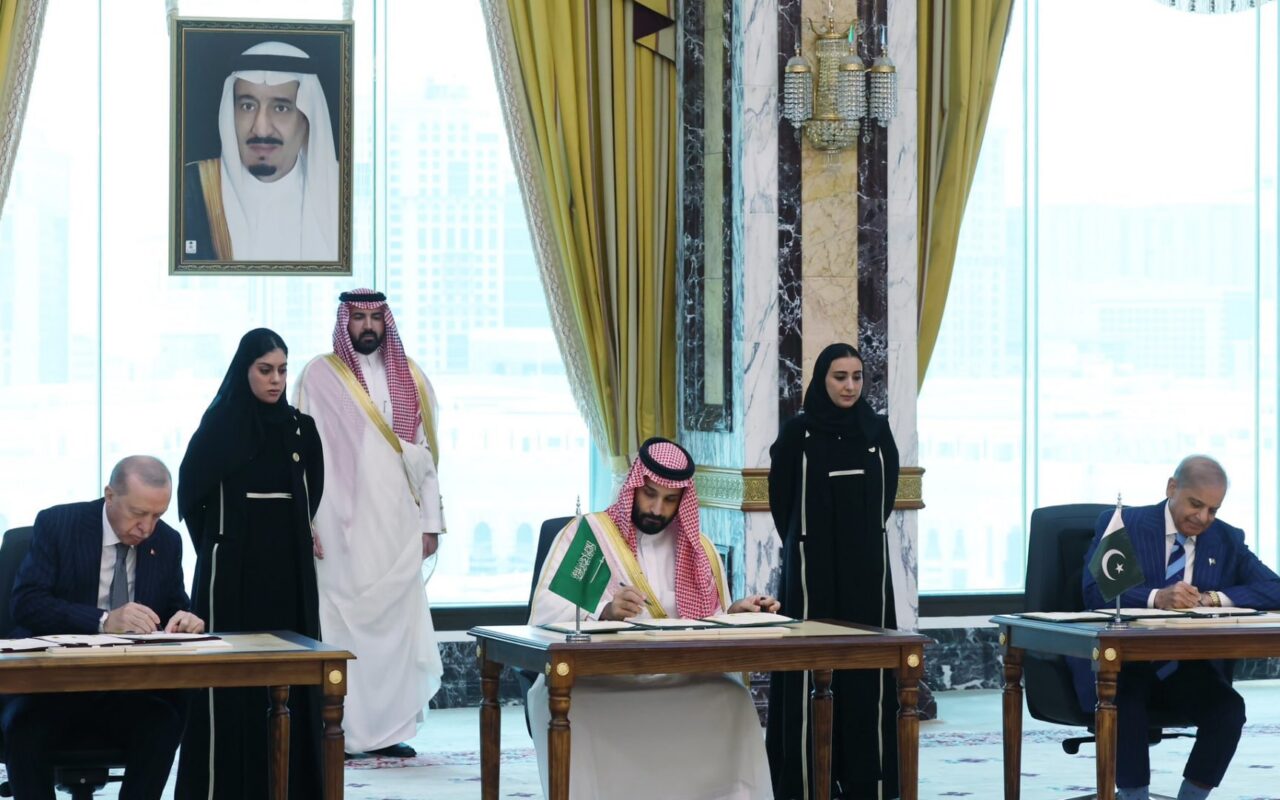 “ليست موجهة ضد طهران”.. خارجية إيران تعلق على اتفاقية مكة بين السعودية وتركيا وباكستان