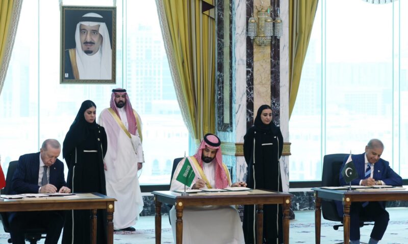 “ليست موجهة ضد طهران”.. خارجية إيران تعلق على اتفاقية مكة بين السعودية وتركيا وباكستان