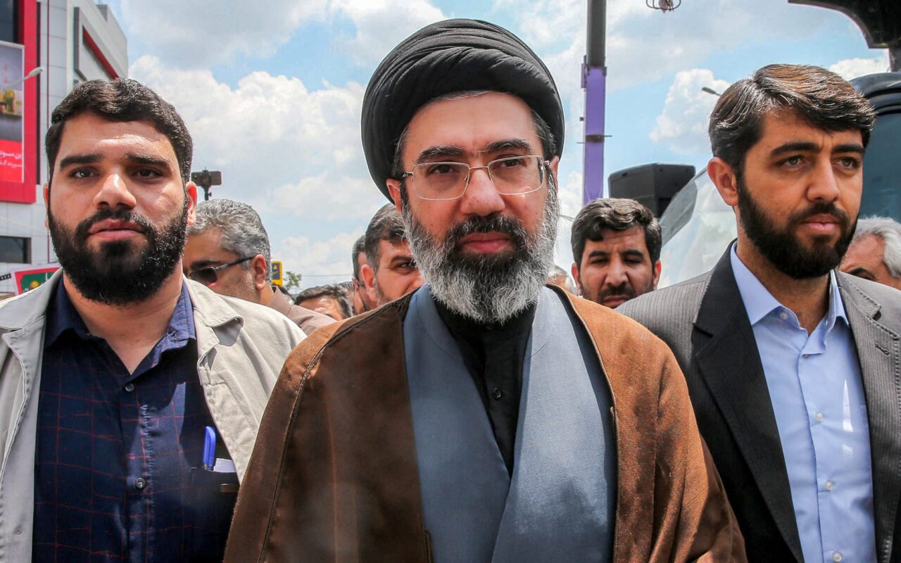 بينها الحرس الثوري.. المرشد الإيراني يعيد تشكيل القيادة العسكرية بسلسلة تعيينات