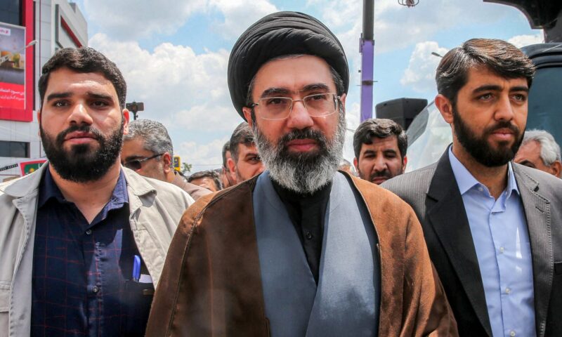 بينها الحرس الثوري.. المرشد الإيراني يعيد تشكيل القيادة العسكرية بسلسلة تعيينات