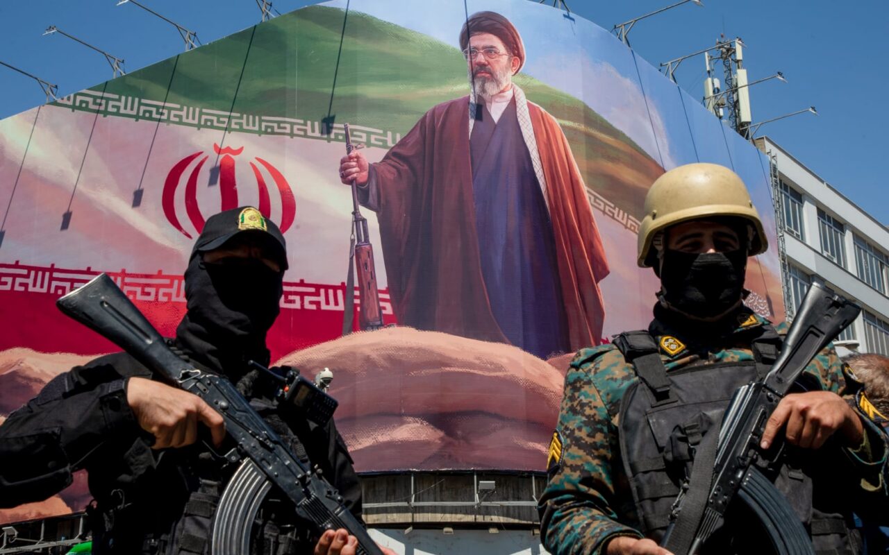 “تعكس قوة الحرس الثوري”.. خبراء يحللون لـCNN تغييرات خامنئي في القيادة العسكرية الإيرانية