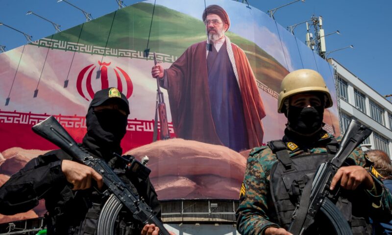 “تعكس قوة الحرس الثوري”.. خبراء يحللون لـCNN تغييرات خامنئي في القيادة العسكرية الإيرانية