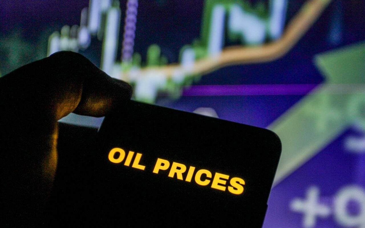 أسعار النفط ترتفع مع تزايد الغموض بشأن إعادة فتح مضيق هرمز