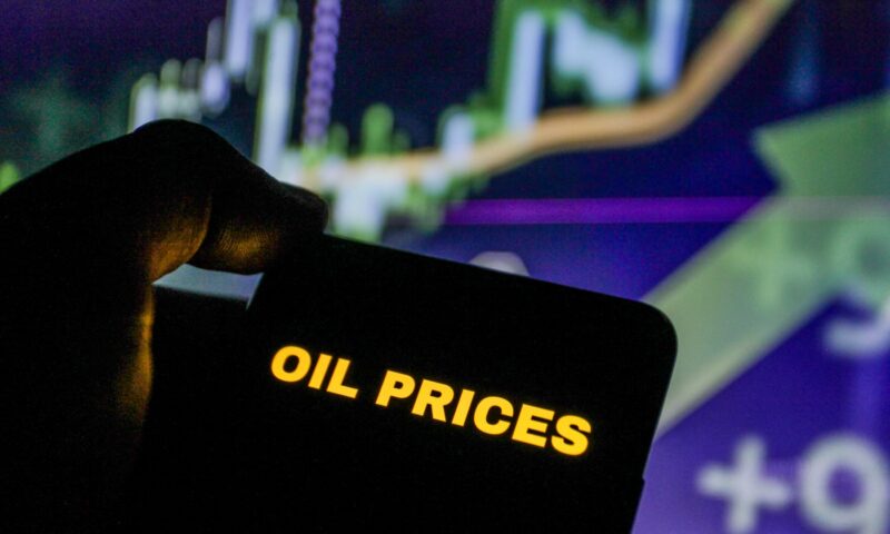 أسعار النفط ترتفع مع تزايد الغموض بشأن إعادة فتح مضيق هرمز