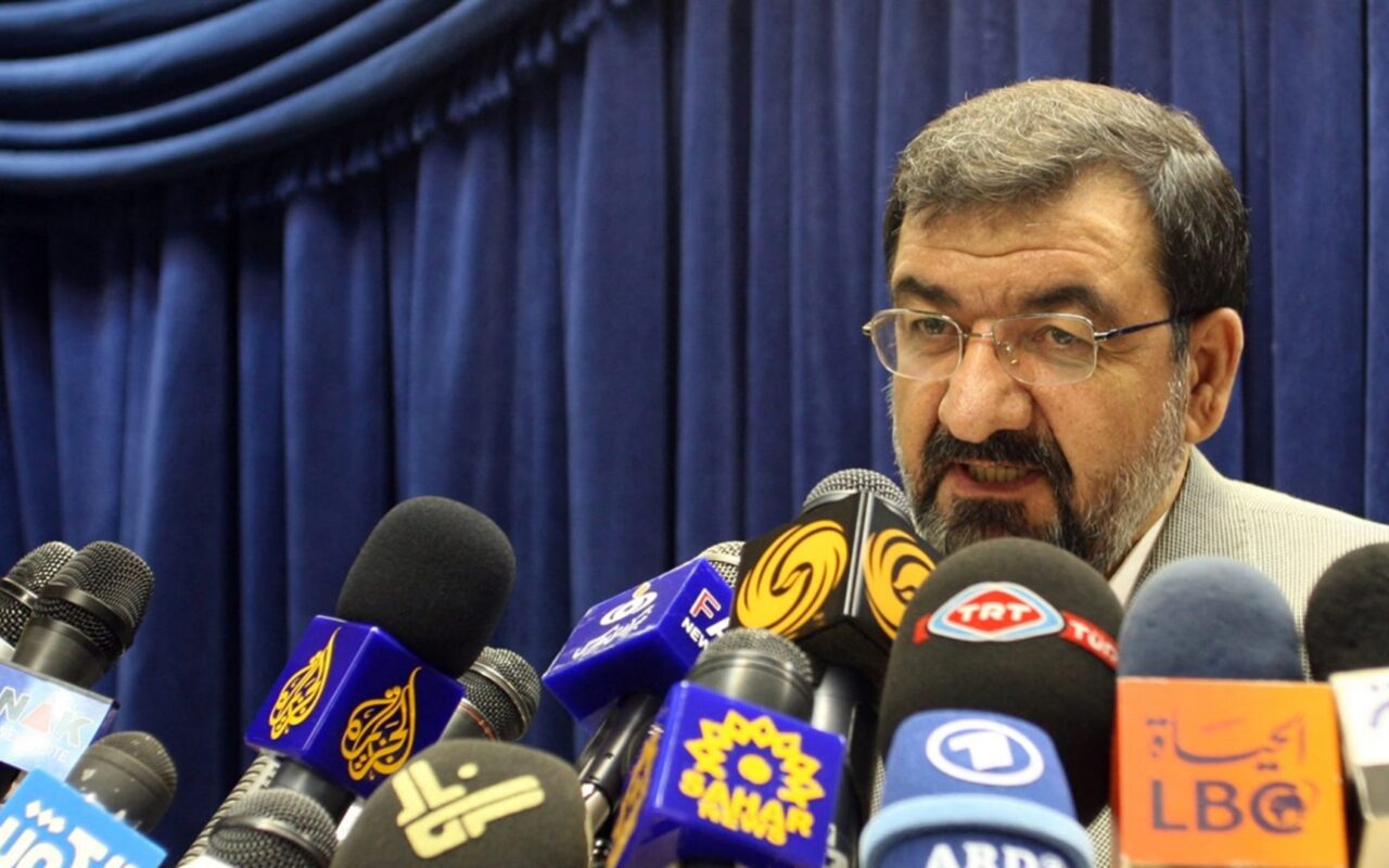 محسن رضائي في رسالة لمجتبى خامنئي: إيران لن تتراجع أمام تهديد مصالحها