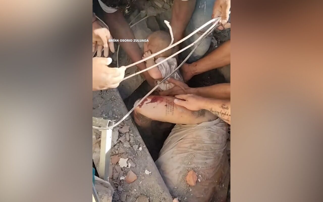 زلزال كولومبيا.. لحظات مؤثرة لانتشال رضيع حي من تحت أنقاض مبنى منهار
