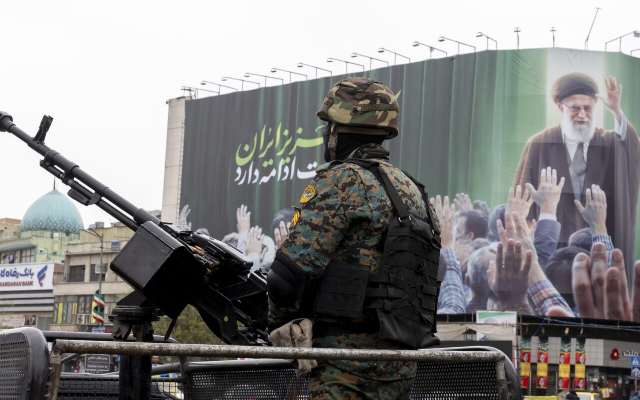 مستشار بالحرس الثوري: إيران ربما تطيل الحرب حتى نهاية ولاية ترامب لهذا السبب