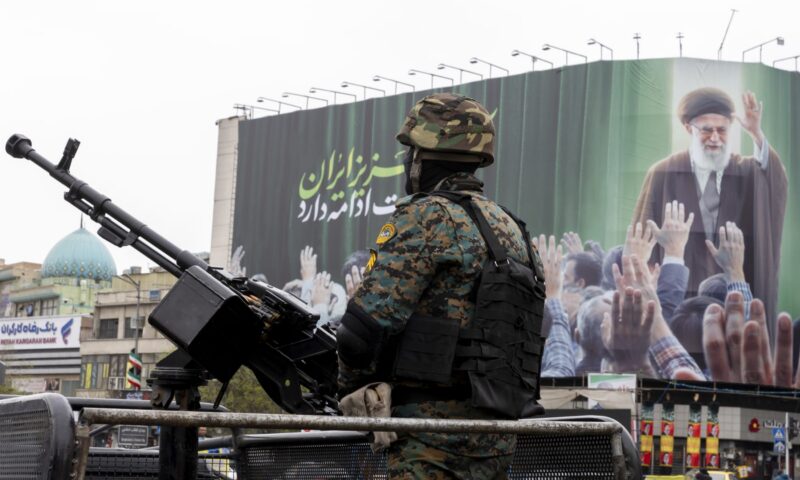 مستشار بالحرس الثوري: إيران ربما تطيل الحرب حتى نهاية ولاية ترامب لهذا السبب