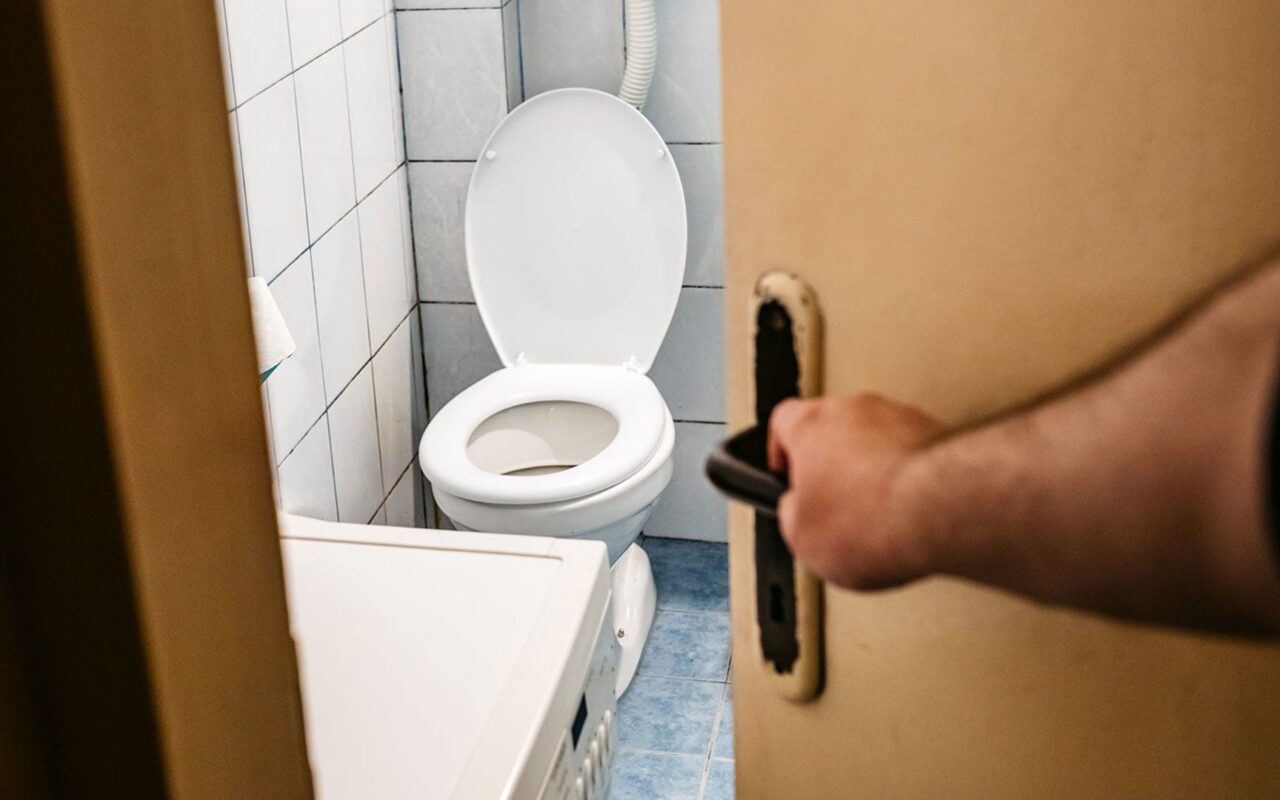 لا تتجاهل الألم في مجرى البول… إليك الأسباب والأعراض وطرق العلاج