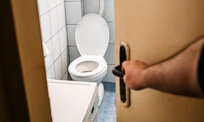لا تتجاهل الألم في مجرى البول… إليك الأسباب والأعراض وطرق العلاج