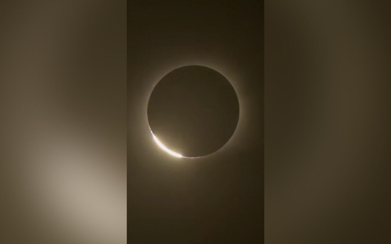 شاهد لحظة تحول النهار إلى ليل في إسبانيا خلال كسوف شمسي نادر