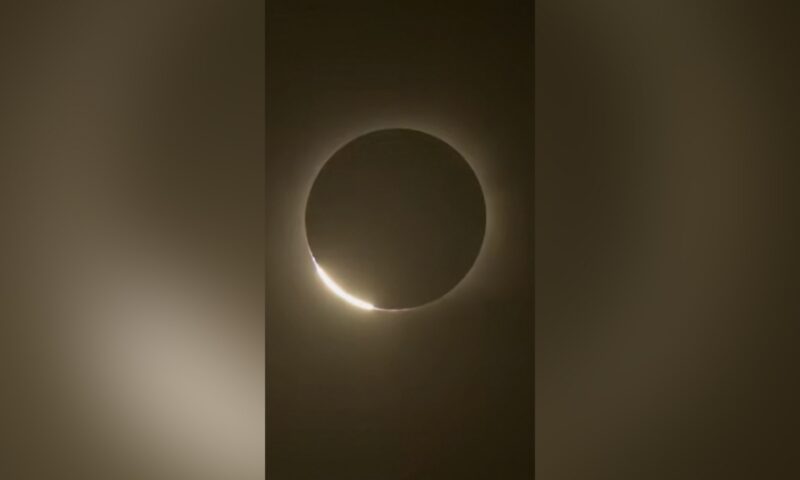 شاهد لحظة تحول النهار إلى ليل في إسبانيا خلال كسوف شمسي نادر