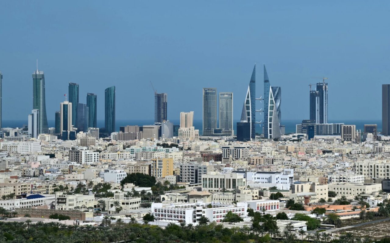 البحرين.. حبس وإبعاد نهائي لمتهم من جنسية عربية بسبب مقاطع مُخلة بالآداب