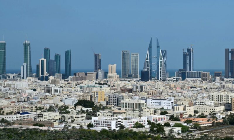 البحرين.. حبس وإبعاد نهائي لمتهم من جنسية عربية بسبب مقاطع مُخلة بالآداب