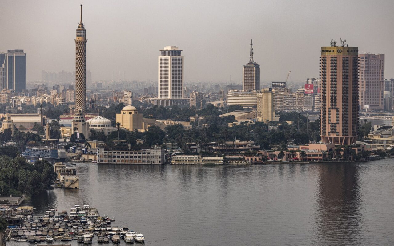 مصر.. ضحايا جراء انفجار “أسطوانة هيليوم” داخل مول ووزارة الداخلية ترد على أنباء “سقوط مصعد”