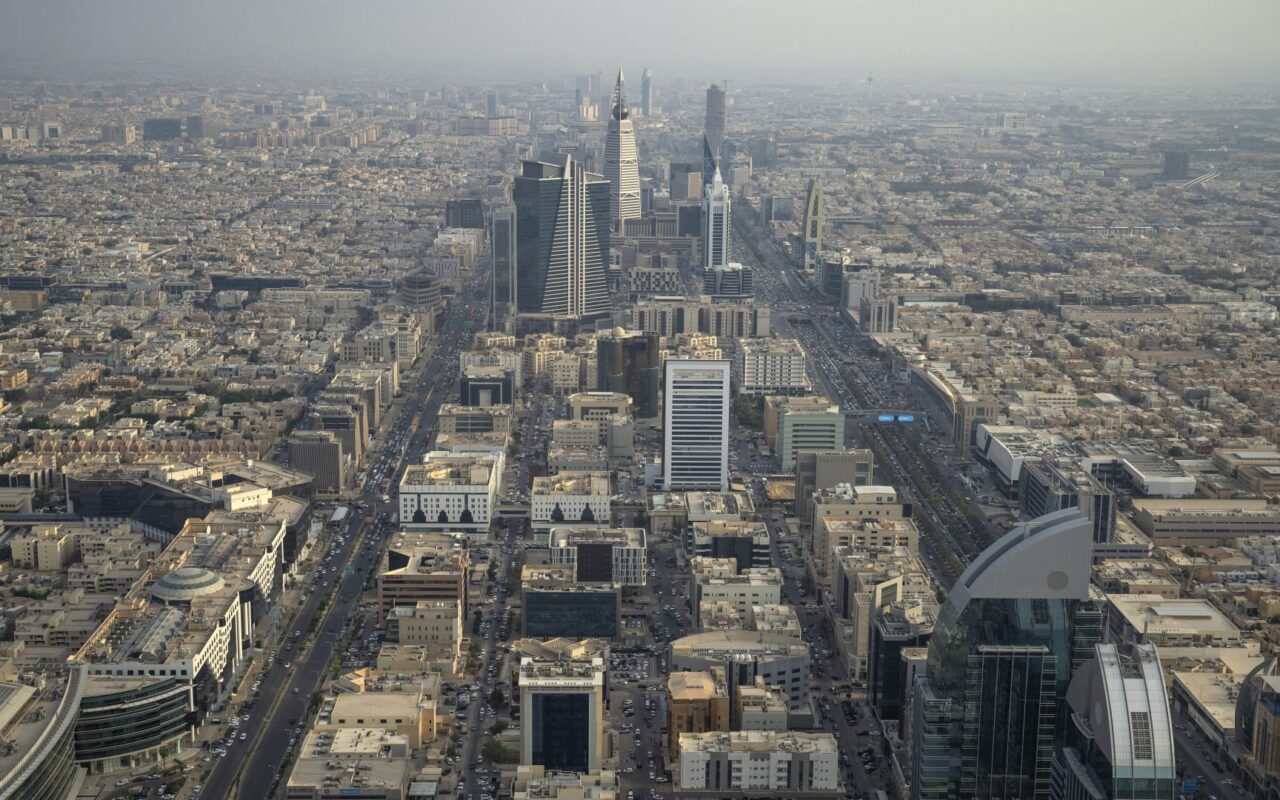 السعودية.. الأمن يعلن القبض على شخص قاد مركبة مسروقة وصدم آخر