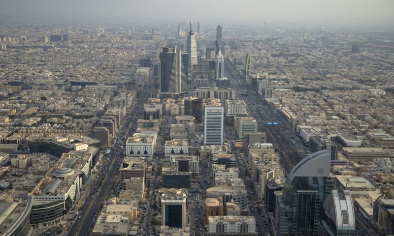 السعودية.. الأمن يعلن القبض على شخص قاد مركبة مسروقة وصدم آخر
