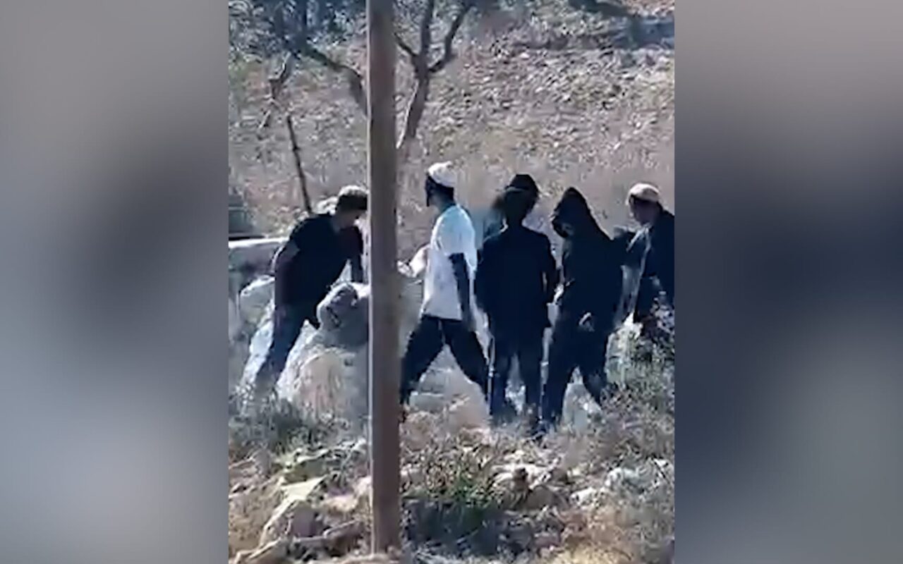 مستوطنون إسرائيليون يحاصرون منازل فلسطينية.. شاهد ما رصده مراسلنا