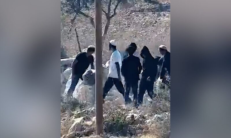 مستوطنون إسرائيليون يحاصرون منازل فلسطينية.. شاهد ما رصده مراسلنا