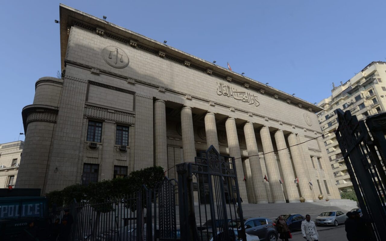 “اشترى السلاح من الدارك ويب”.. النيابة المصرية تعلن قرارها بشأن أب “قتل ابنته وآخرين خلال جلسة صلح مع مطلقته”