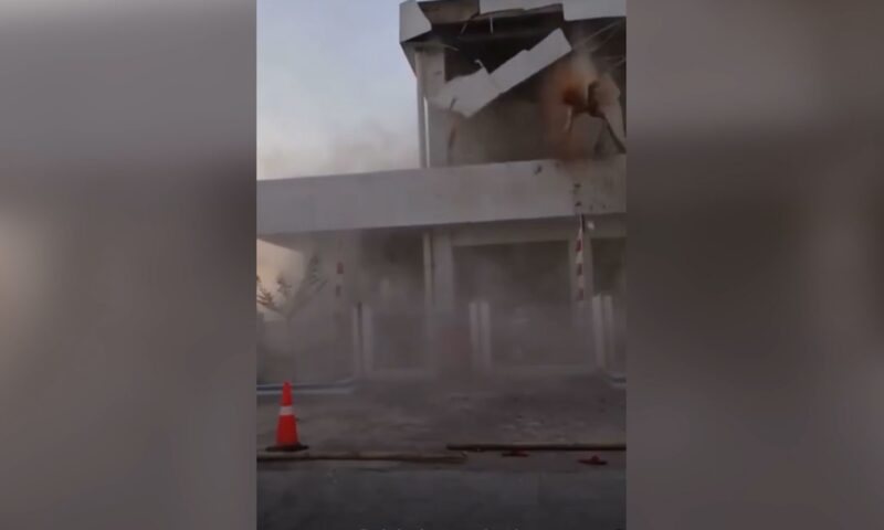 لحظة وقوع زلزال بقوة 7.7 درجة في إندونيسيا وتحذيرات من تسونامي