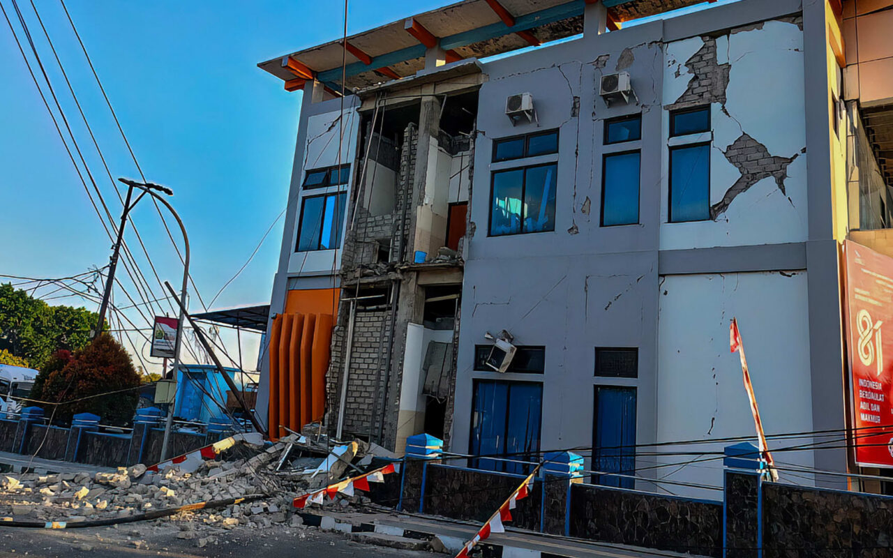 زلزال بقوة 7.7 درجة يضرب إندونيسيا.. سكان يفرّون ومبانٍ تنهار وسط الهزات
