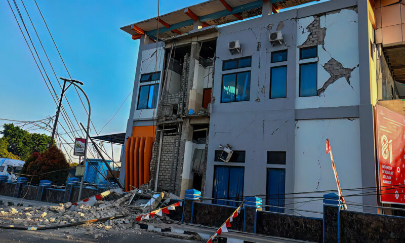 زلزال بقوة 7.7 درجة يضرب إندونيسيا.. سكان يفرّون ومبانٍ تنهار وسط الهزات