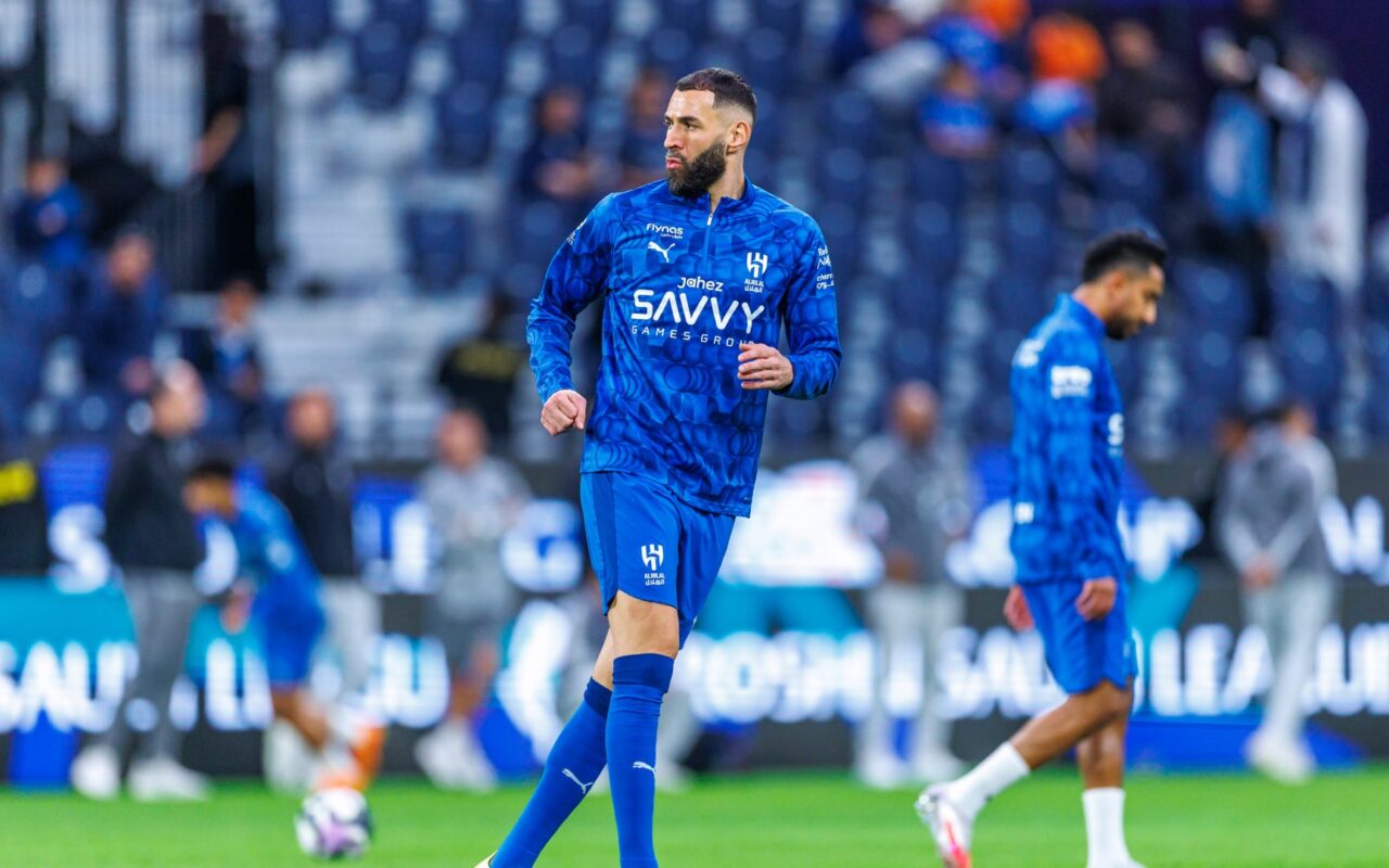 هل ساءت علاقة بنزيما مع مدرب الهلال بعد اعتراضه على استبداله؟