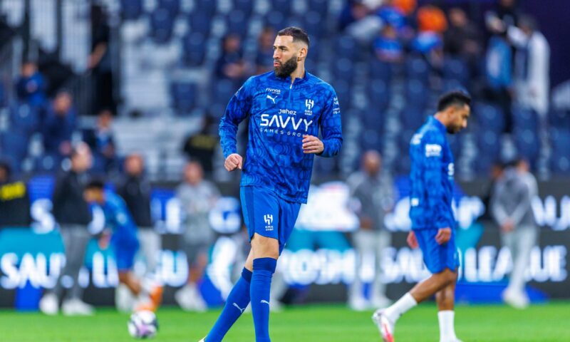 هل ساءت علاقة بنزيما مع مدرب الهلال بعد اعتراضه على استبداله؟