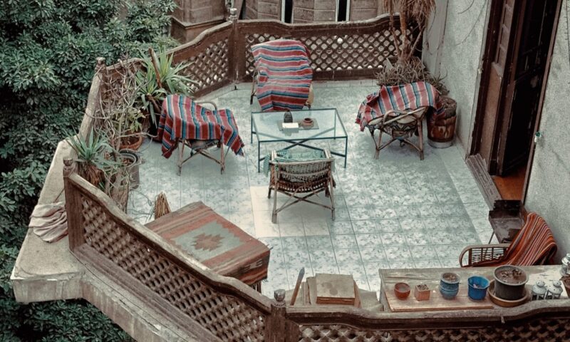 خلف نوافذ القاهرة وشوارعها.. مصوّر مصري يوثّق مدينة تتغيّر ملامحها