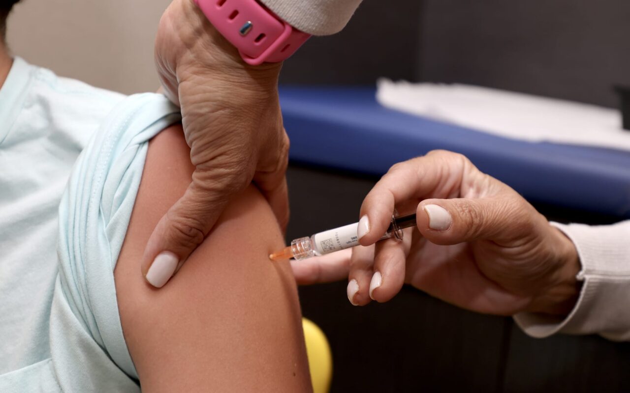 جدل متصاعد حول متطلبات اللقاحات المدرسية في أمريكا