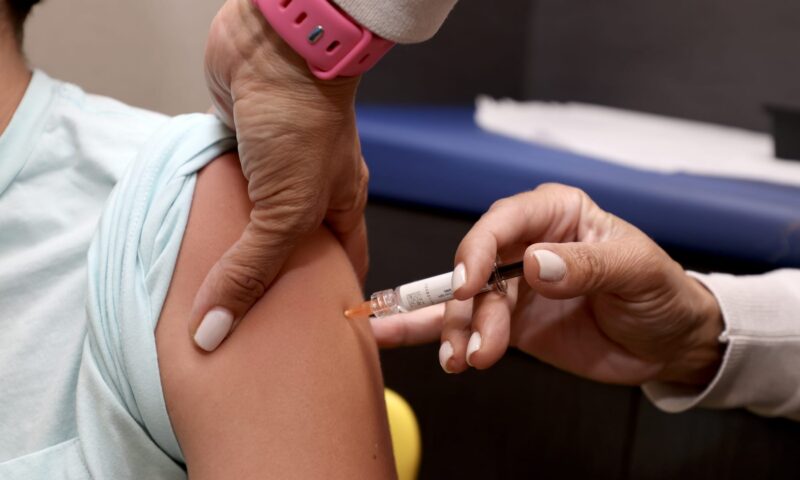 جدل متصاعد حول متطلبات اللقاحات المدرسية في أمريكا