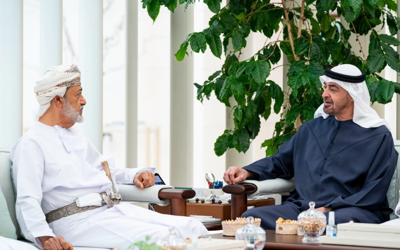 الرئيس الإماراتي وسلطان عُمان يبحثان التطورات في المنطقة