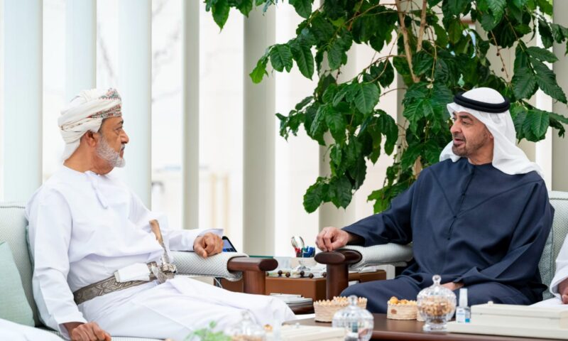 الرئيس الإماراتي وسلطان عُمان يبحثان التطورات في المنطقة
