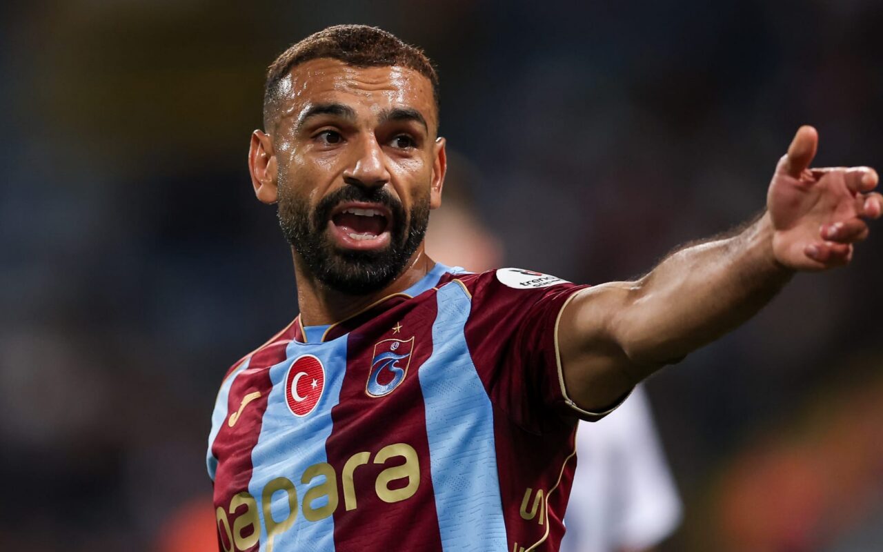 صورة جديدة لمحمد صلاح أثناء توقيع عقده مع طرابزونسبور
