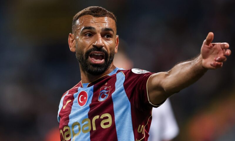 صورة جديدة لمحمد صلاح أثناء توقيع عقده مع طرابزونسبور