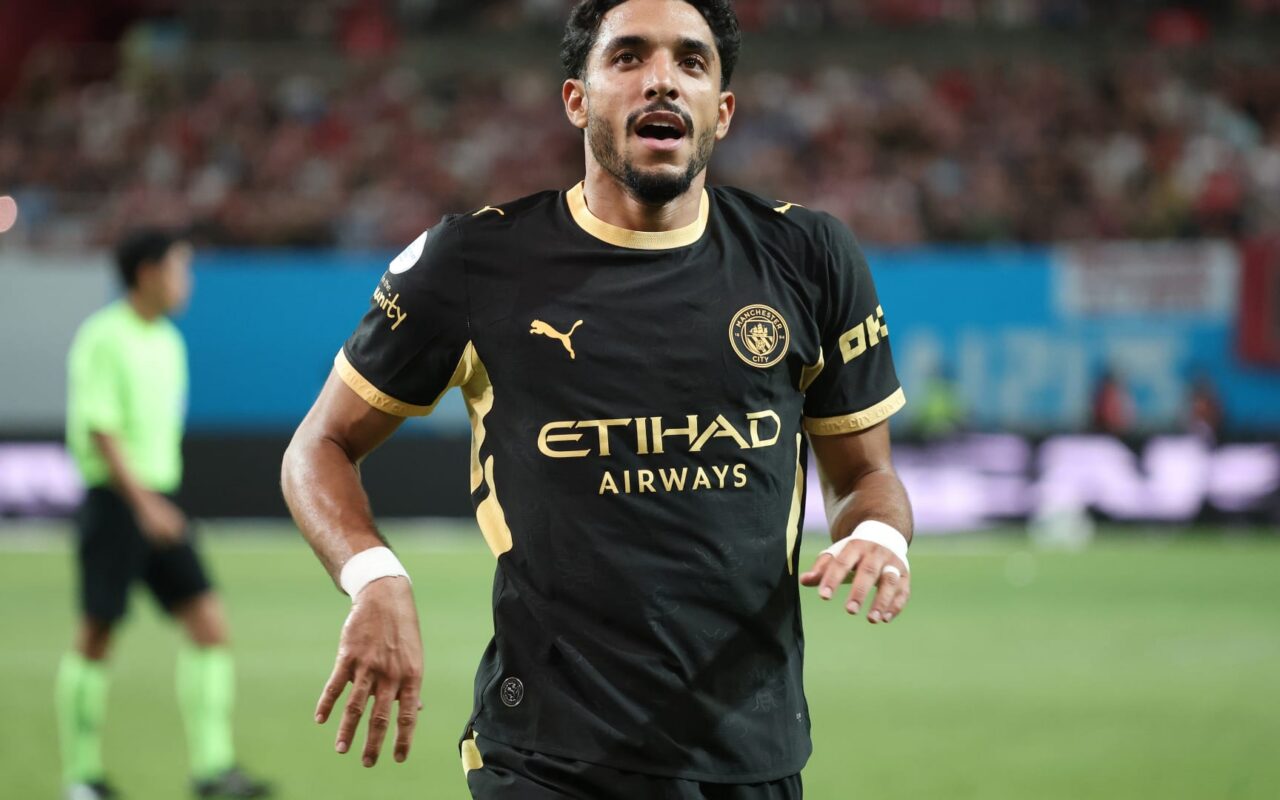 لاعب منتخب مصر عمر مرموش يحتفل بزفافه في إيطاليا.. والعروس تتألق بثلاثة فساتين