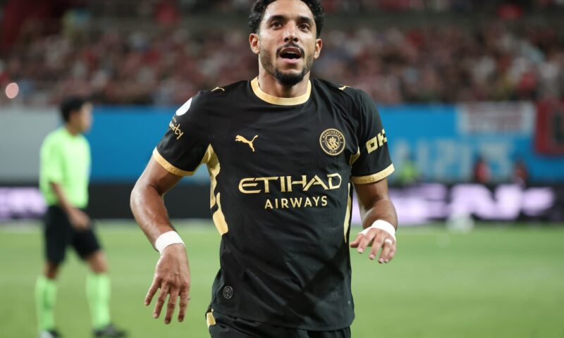 لاعب منتخب مصر عمر مرموش يحتفل بزفافه في إيطاليا.. والعروس تتألق بثلاثة فساتين
