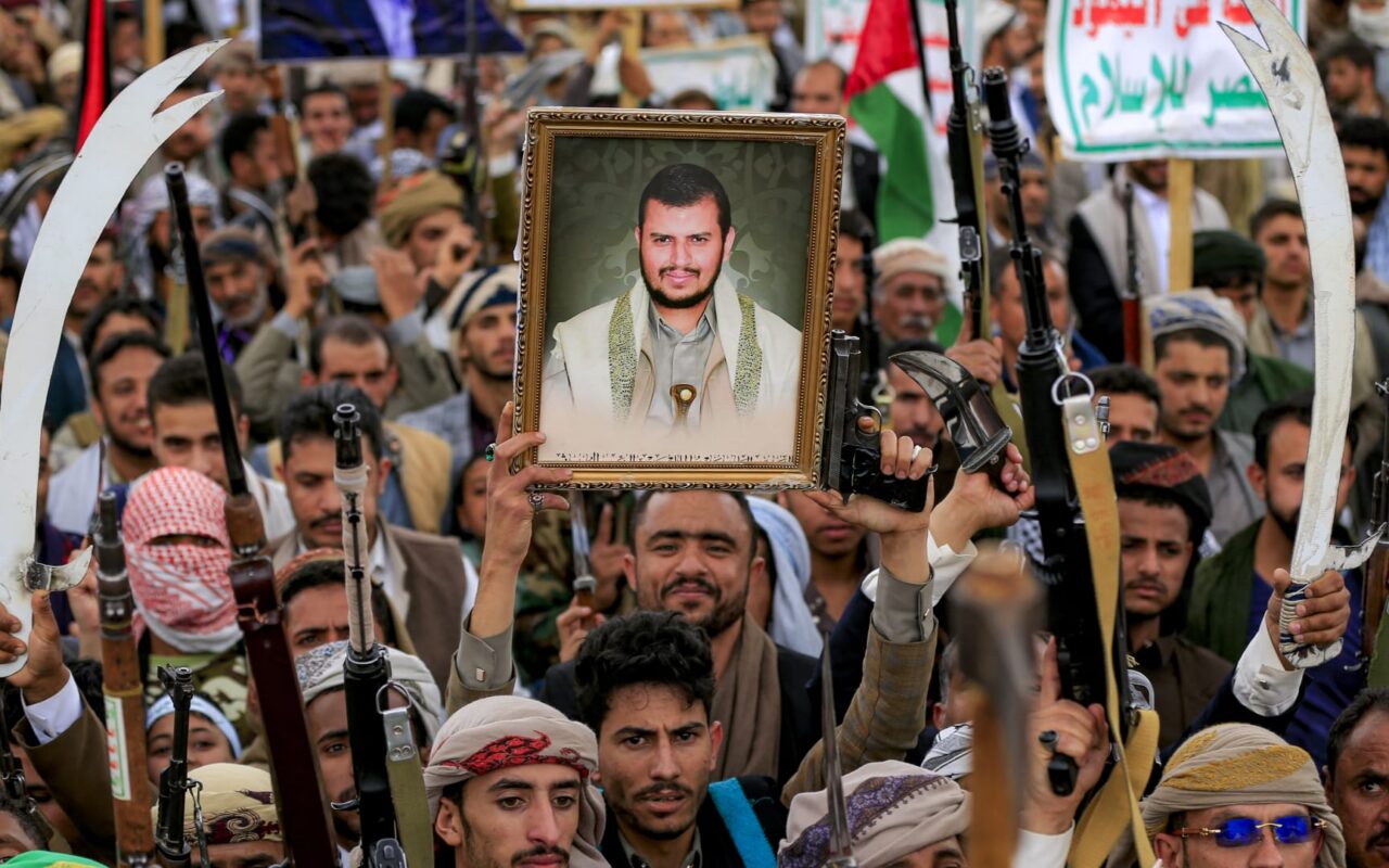الحوثيون يزعمون استهداف مصفاة نفط سعودية بطائرة مسيّرة