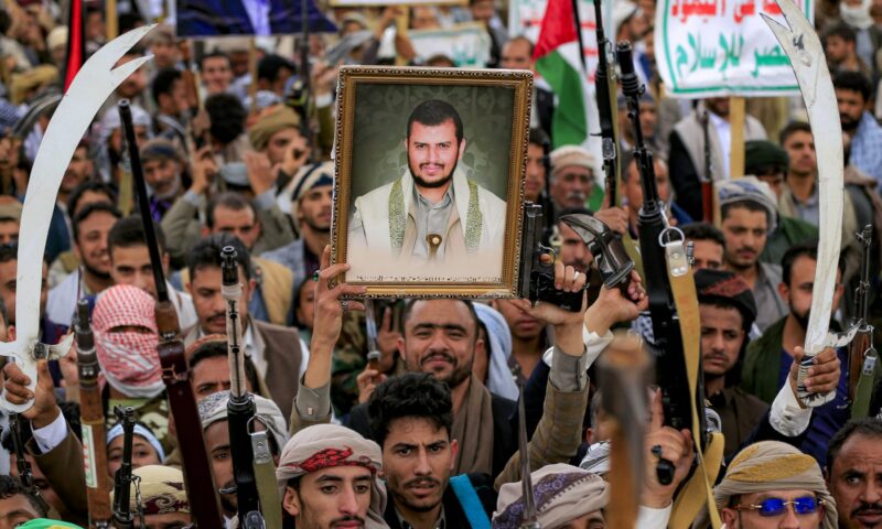 الحوثيون يزعمون استهداف مصفاة نفط سعودية بطائرة مسيّرة