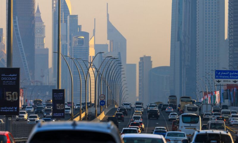 تداول مقاطع فيديو مزعومة لـ”احتجاجات مصريين في دبي”.. ما حقيقتها؟