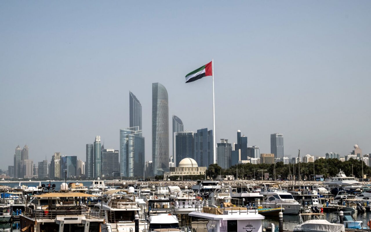 الإمارات: وقف جميع الأنشطة والتبادلات التجارية والمعاملات المالية مع إيران