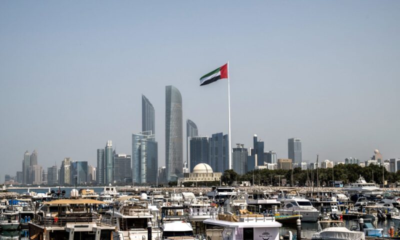 الإمارات: وقف جميع الأنشطة والتبادلات التجارية والمعاملات المالية مع إيران